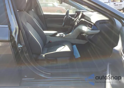 2022 Toyota Camry Le z USA, uszkodzony, nr VIN 4T1C11AK9NU644947